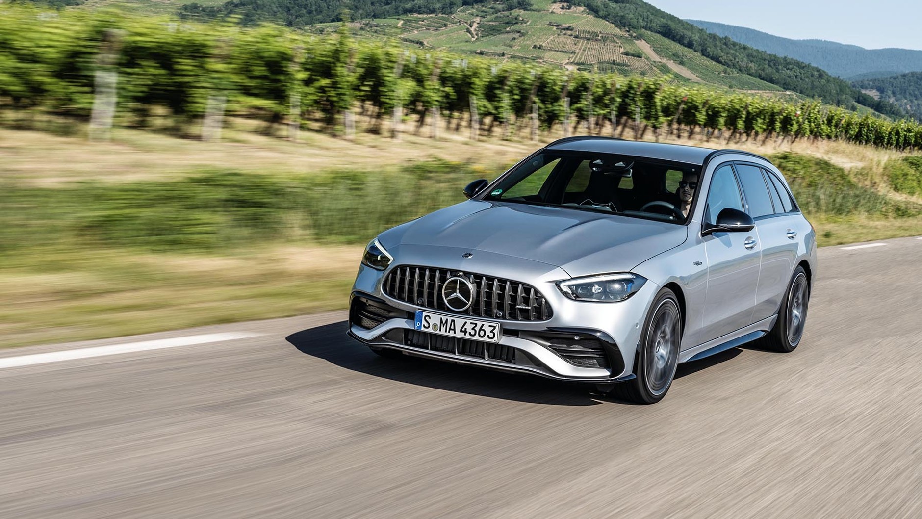 Napęd na cztery koła 4Matic i tylna oś skrętna należą do wyposażenia seryjnego, model T jest o 6700 zł droższy od limuzyny