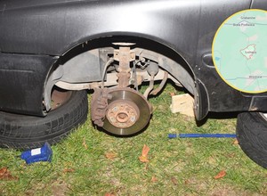 Wymieniał koła i zginął przygnieciony  przez auto. Jest apel policji