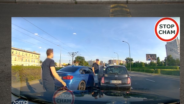 Kierowca BMW próbuje wyprzedzać w korku. Rozpoczyna się walka [Wideo]
