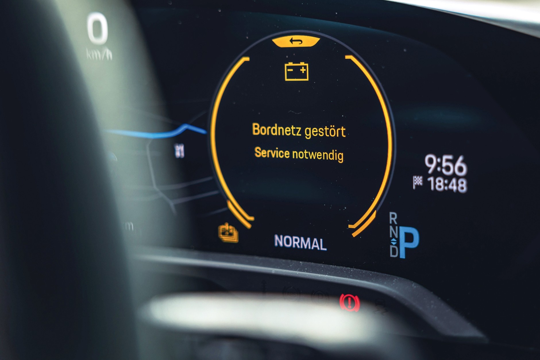 Porsche Taycan 4s: ten groźnie wyglądający komunikat to efekt usterki akumulatora. Na szczęście, nie ekstremalnie drogiego akumulatora trakcyjnego, ale zwykłgo, małego akumulatora 12 V.