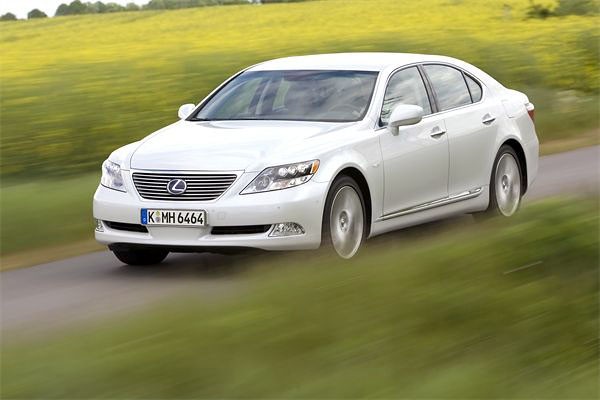 Lexus: hybrydowe wersje modeli GS i LS z większym bagażnikiem