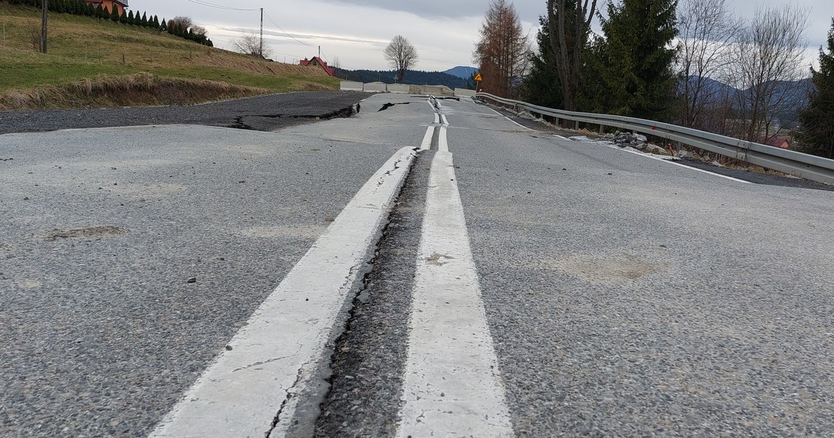 Osuwisko na DK28 w Kasinie Wielkiej w Małopolsce
