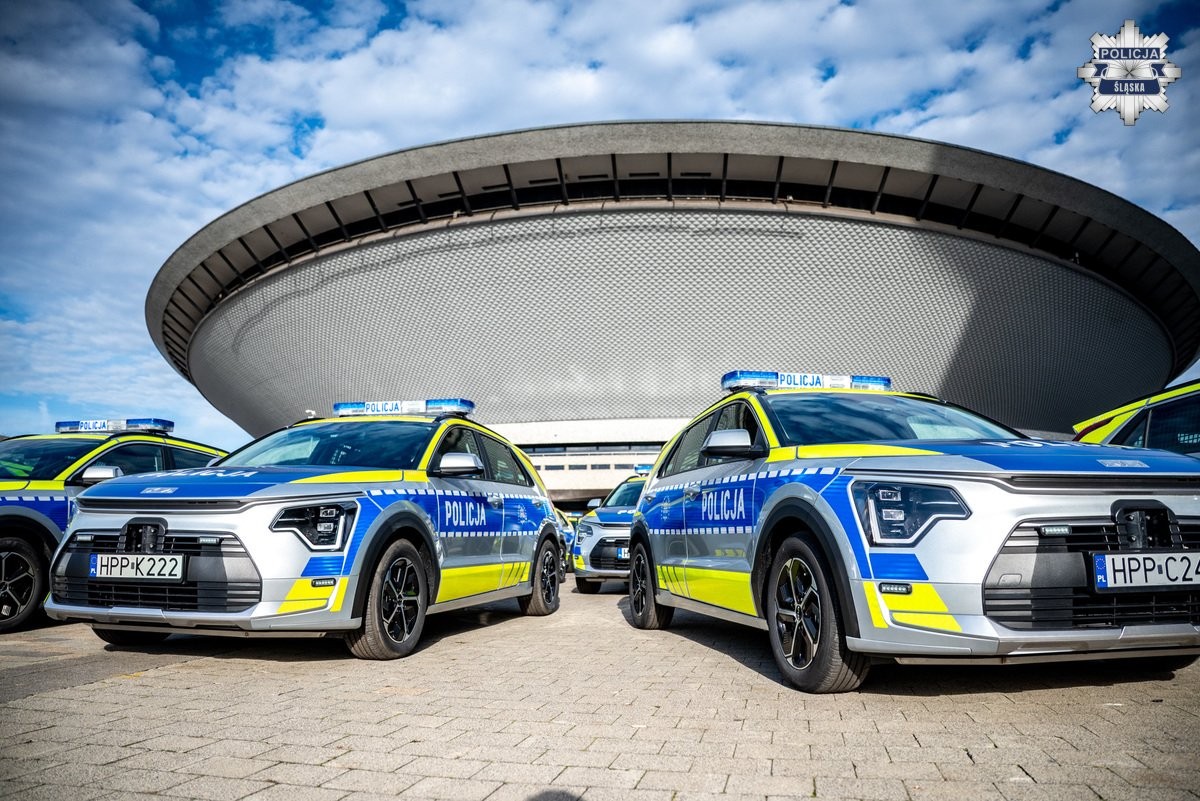 Nowe radiowozy śląskiej policji. To hybrydowe Kie Niro