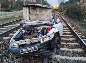 Zawracał na przejeździe kolejowym i zawiesił się na torach