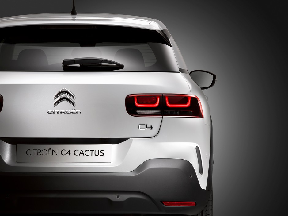 Z tyłu nowe lampy LED. Po czarnym pasie wzdłuż nadwozia ani śladu. Citroen C4 Cactus