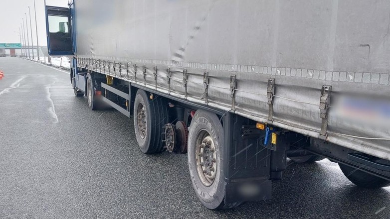 Jechał z naczepą bez koła