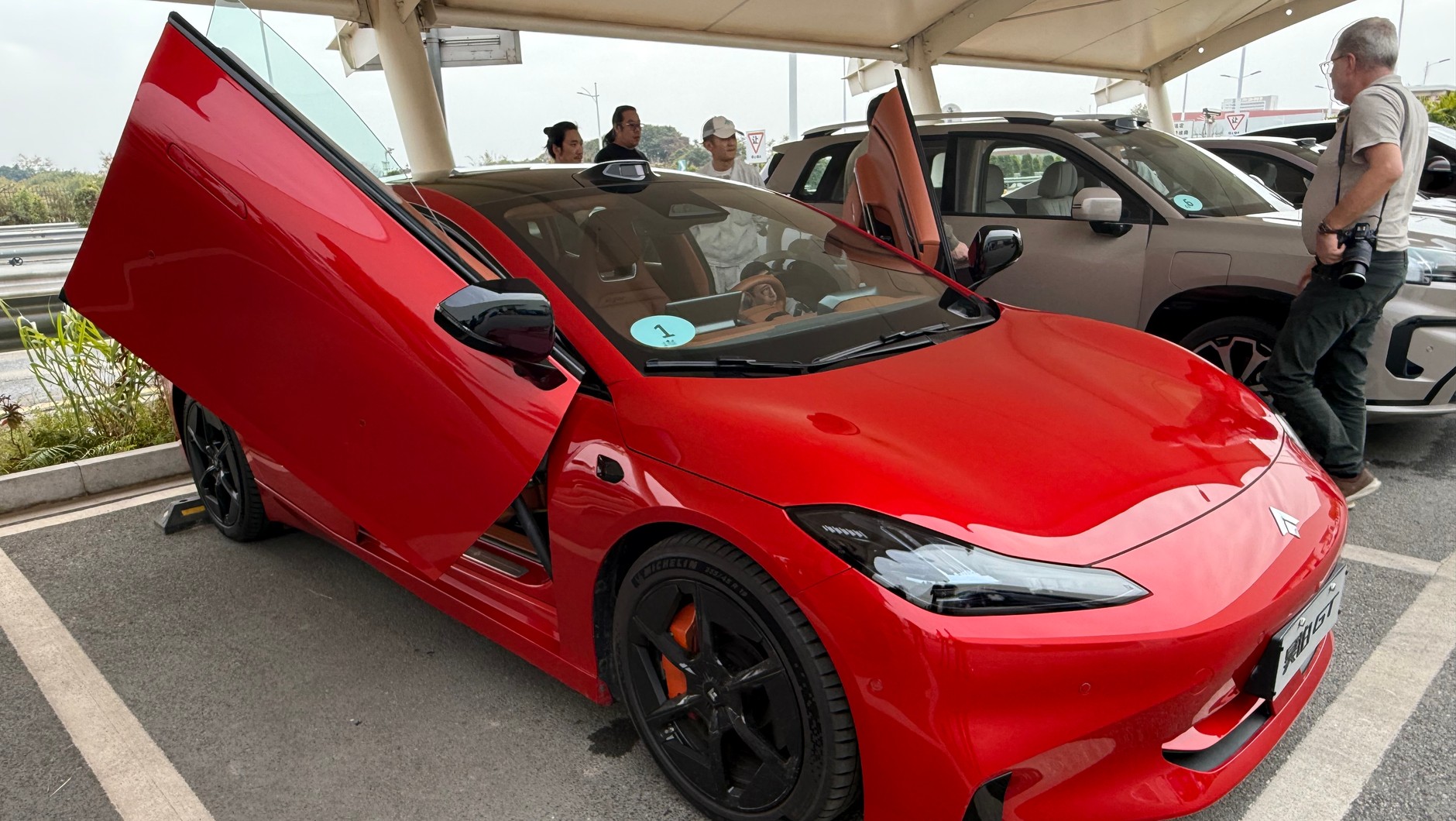 Hyptec GT. Hyptec jest marką premium należącą do GAC. ten samochód wyróżnia się drzwiami otwieranymi ku górze – oczywiście z siłownikami elektrycznymi. Samochód ma napęd elektryczny