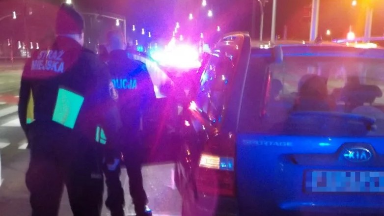 Kierowca zasnął, czekając na zielone światło. Był pijany