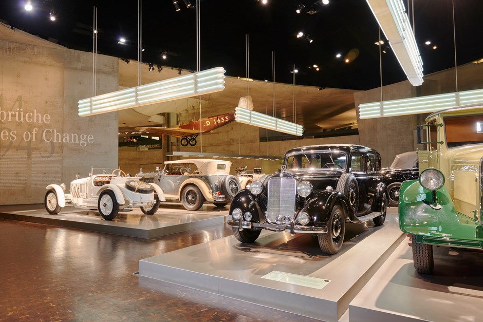 Mercedes 260 D na wystawie w Muzeum Mercedesa.