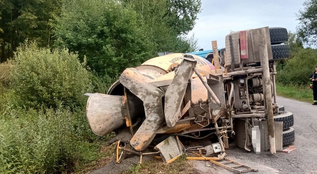 Ciężarówka z betonem wywróciła się na skrzyżowaniu
