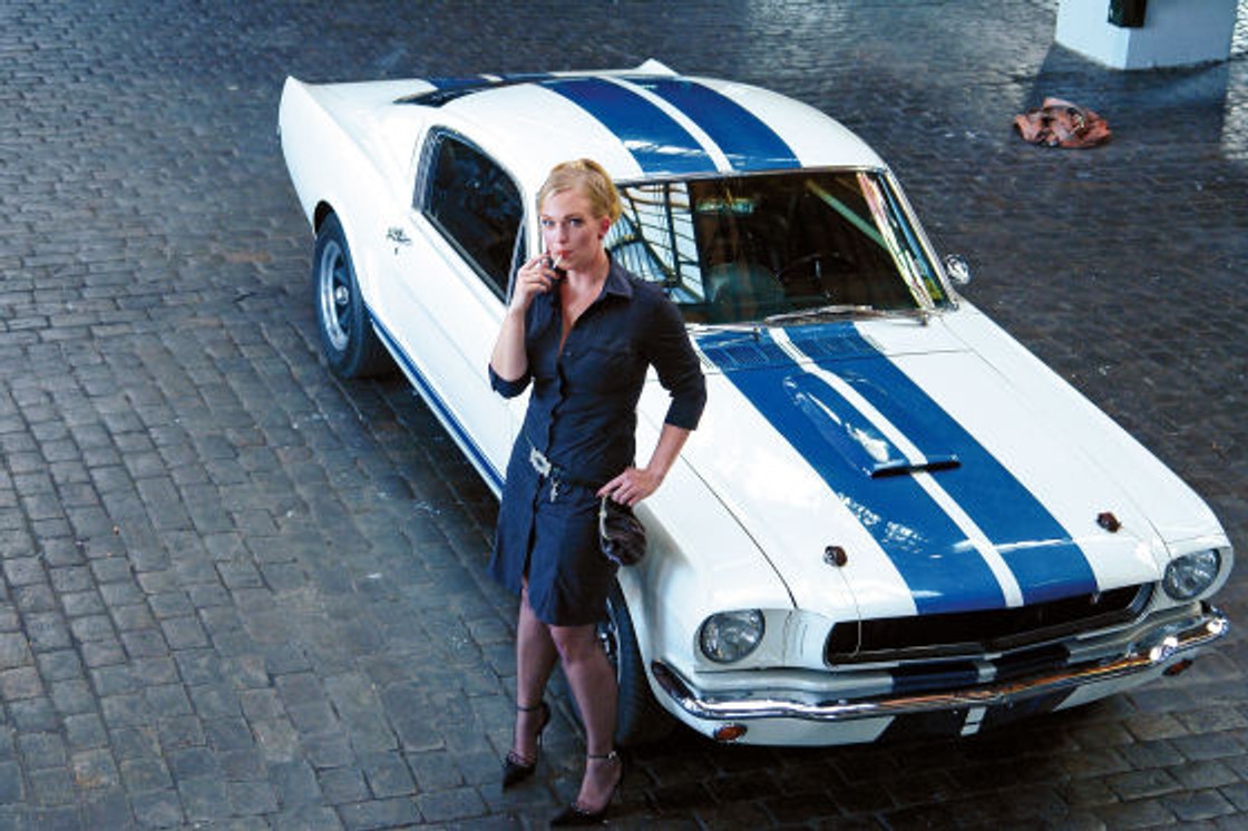 Seksowne kobiety w ekstrawaganckich samochodach