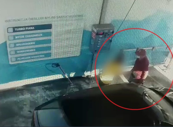 Moment nieuwagi na myjni może wiele kosztować. To nagranie powinien zobaczyć każdy kierowca [WIDEO]