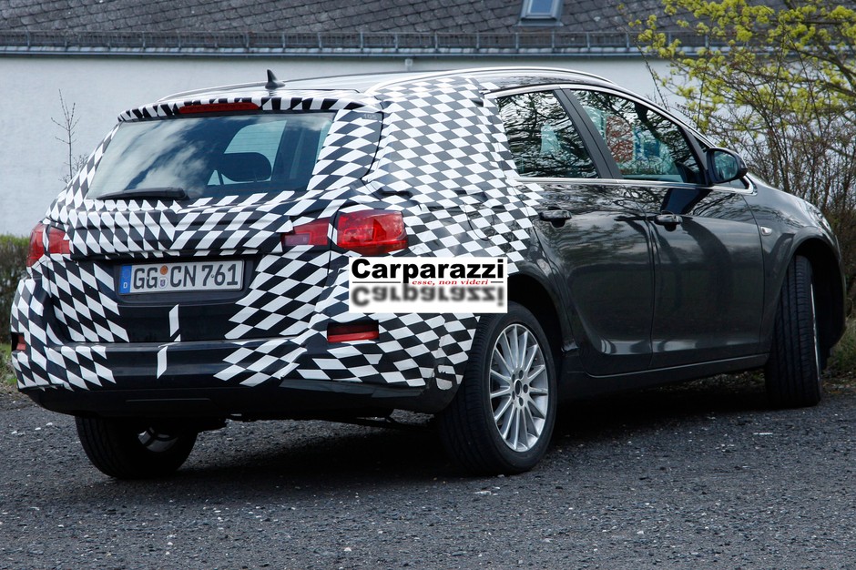 Zdjęcia szpiegowskie: Opel Astra Sports Tourer już w Paryżu