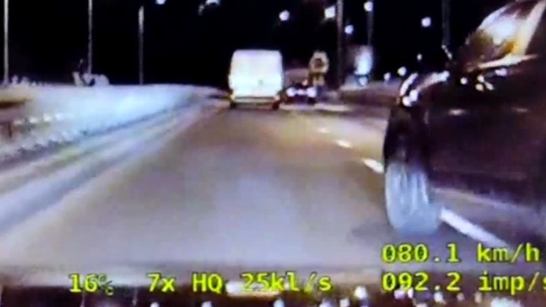 Drogowa utarczka zakończona kraksą z radiowozem