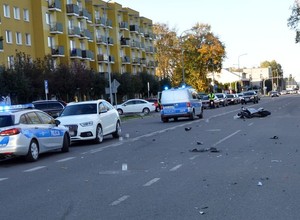 Motocyklista odbił się od skody i uderzył w stojące audi