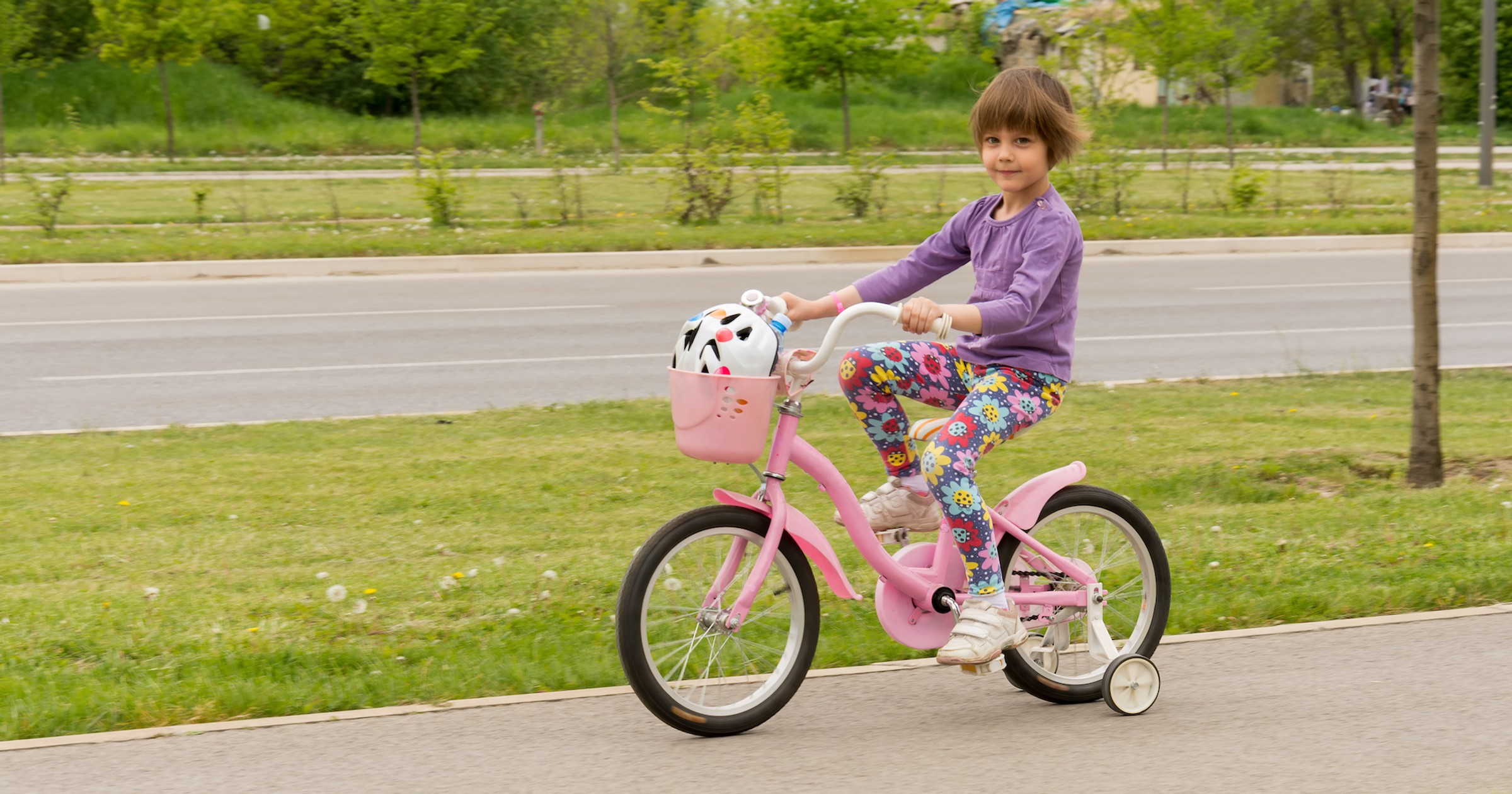 Male dziecko na drodze dla rowerów? Wykluczone! By jechać rowerem drogą dola rowerów trzeba mieć albo kartę rowerową, albo ukończone 18 lat!