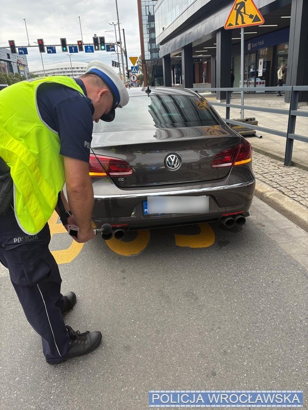Wrocławska drogówka sprawdzała wydechy w samochodach