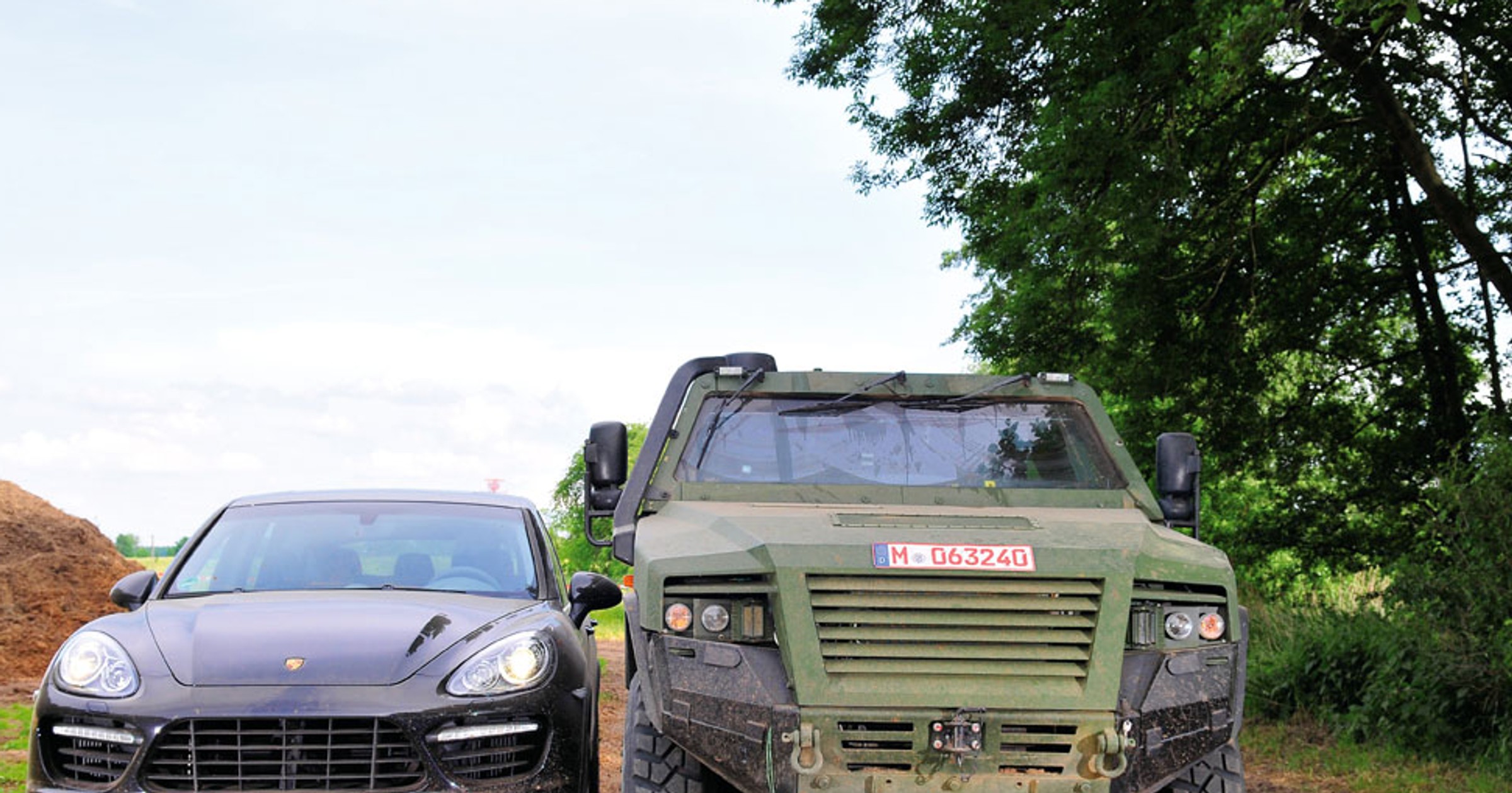 Porsche Cayenne Turbo kontra AMPV -  Ekstremalnie różne auta terenowe