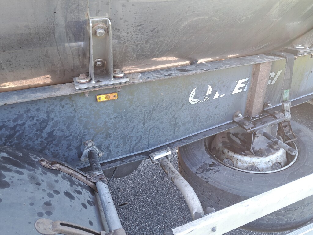 Cysterna zanieczyszczona wyciekającymi odpadami