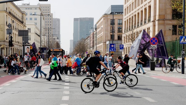 Rowerzyści nadal łamią przepisy. Mandaty się sypią, a problem jest poważniejszy