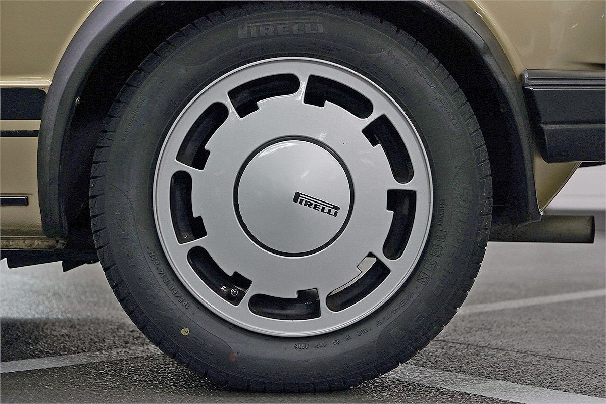 Tak powinno jeździ prawdziwe GTI – Volkswagen Golf 1 GTI Pirelli