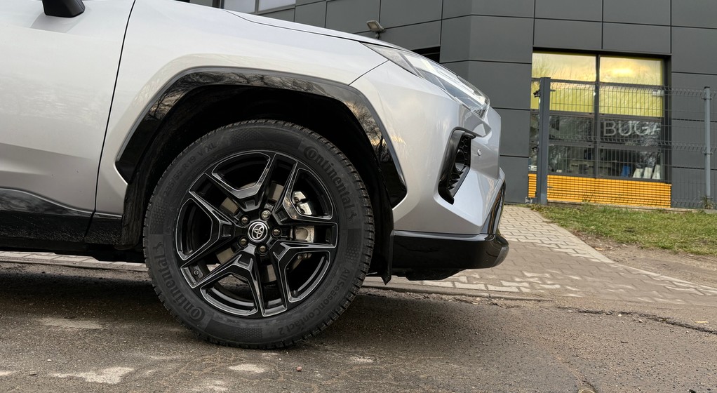 Toyota RAV4 ma rozmiar opon 235/55 R19, ale tańsze wersje mogą mieć felgi o mniejszej średnicy – i co za tym idzie, inne (tańsze) opony