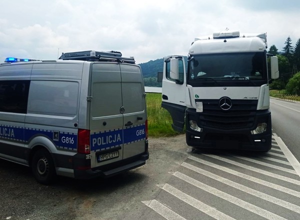 Policjanci zatrzymali tira. Kierowca był tak pijany, że wypadł z kabiny