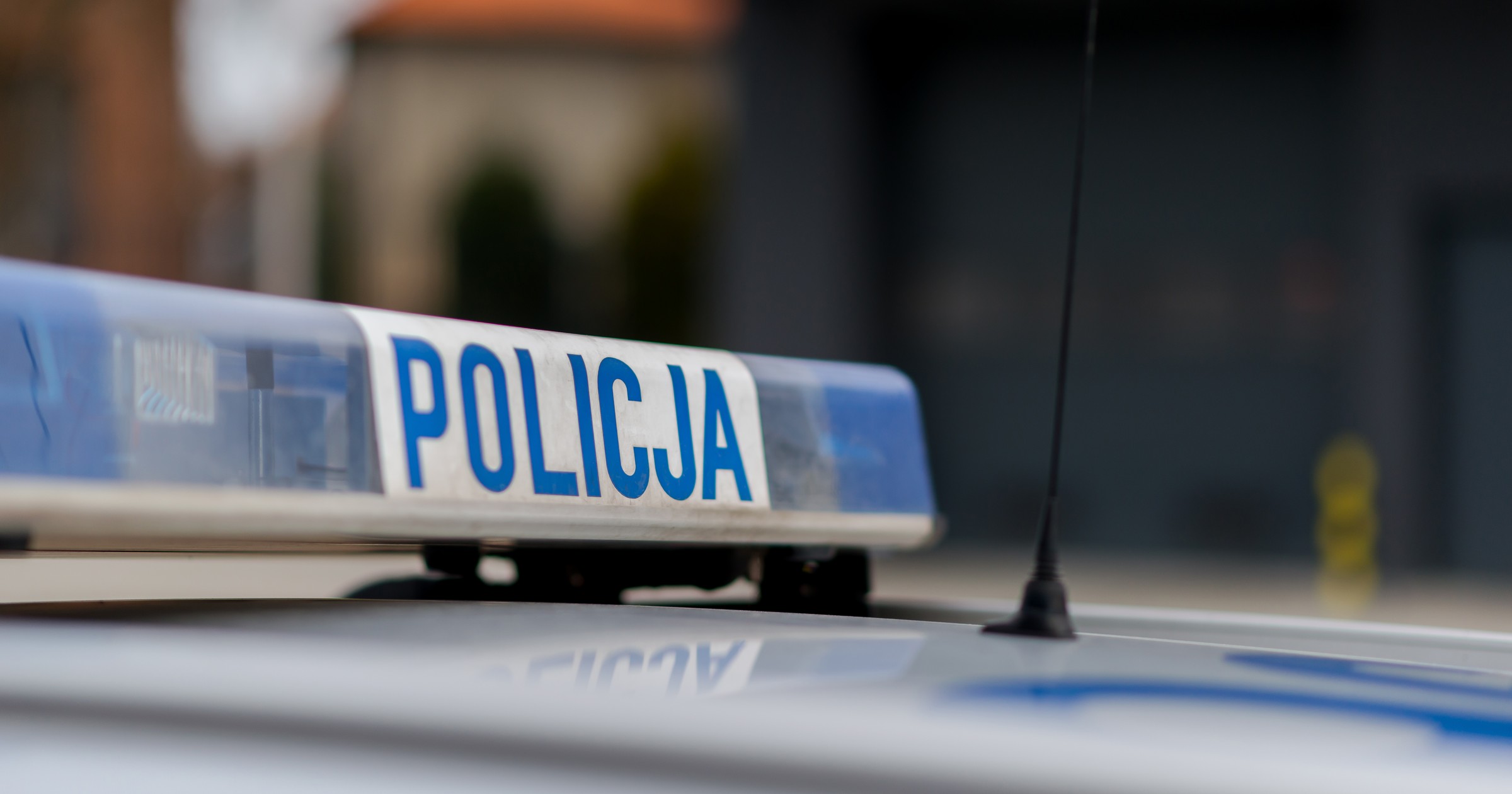 Kolizja z udziałem pędzącego radiowozu. Media: policjanci nie zachowali ostrożności