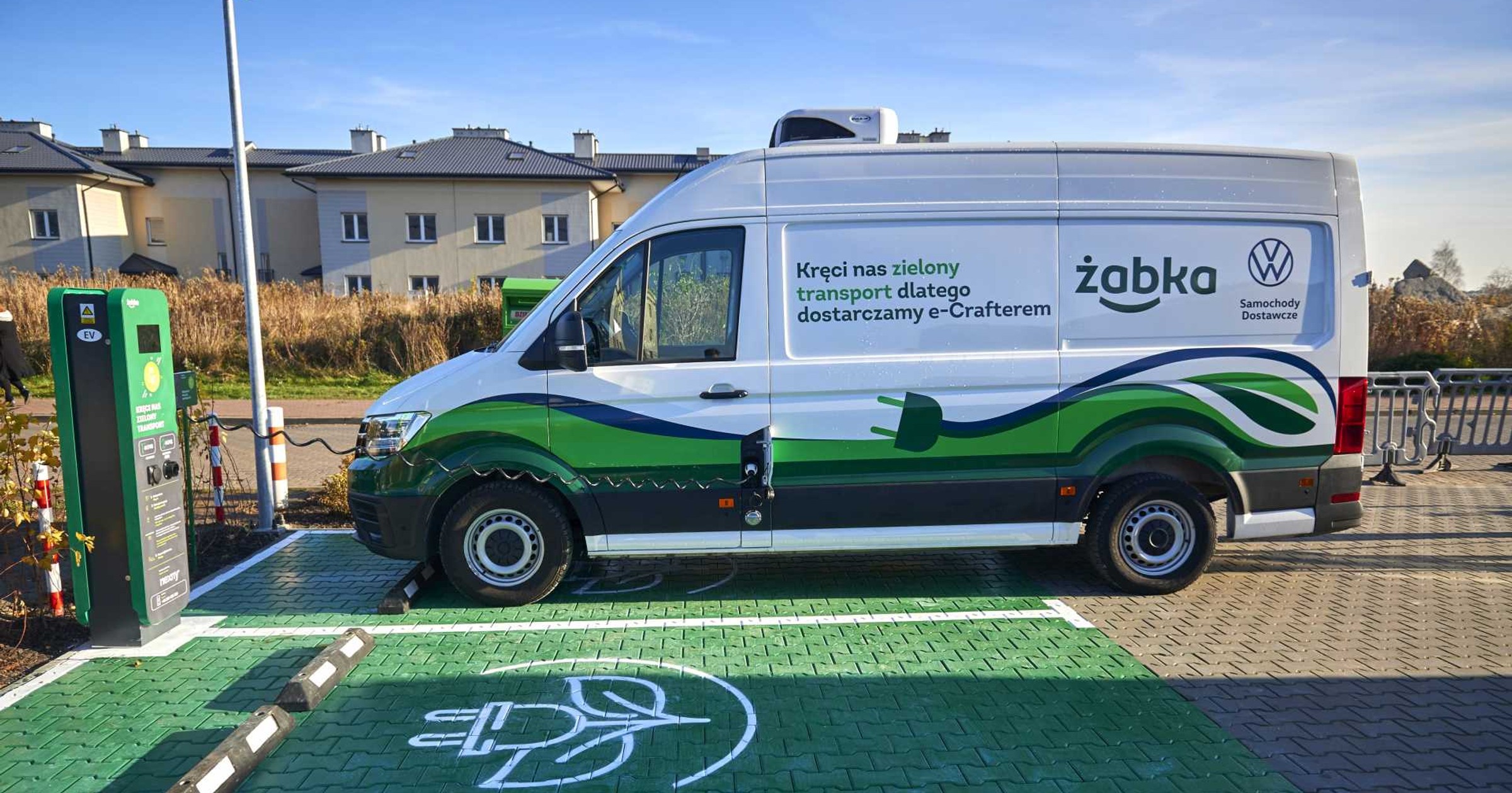 Ładowarka dla aut elektrycznych pod jednym ze sklepów Żabki - zdjęcie ilustracyjne