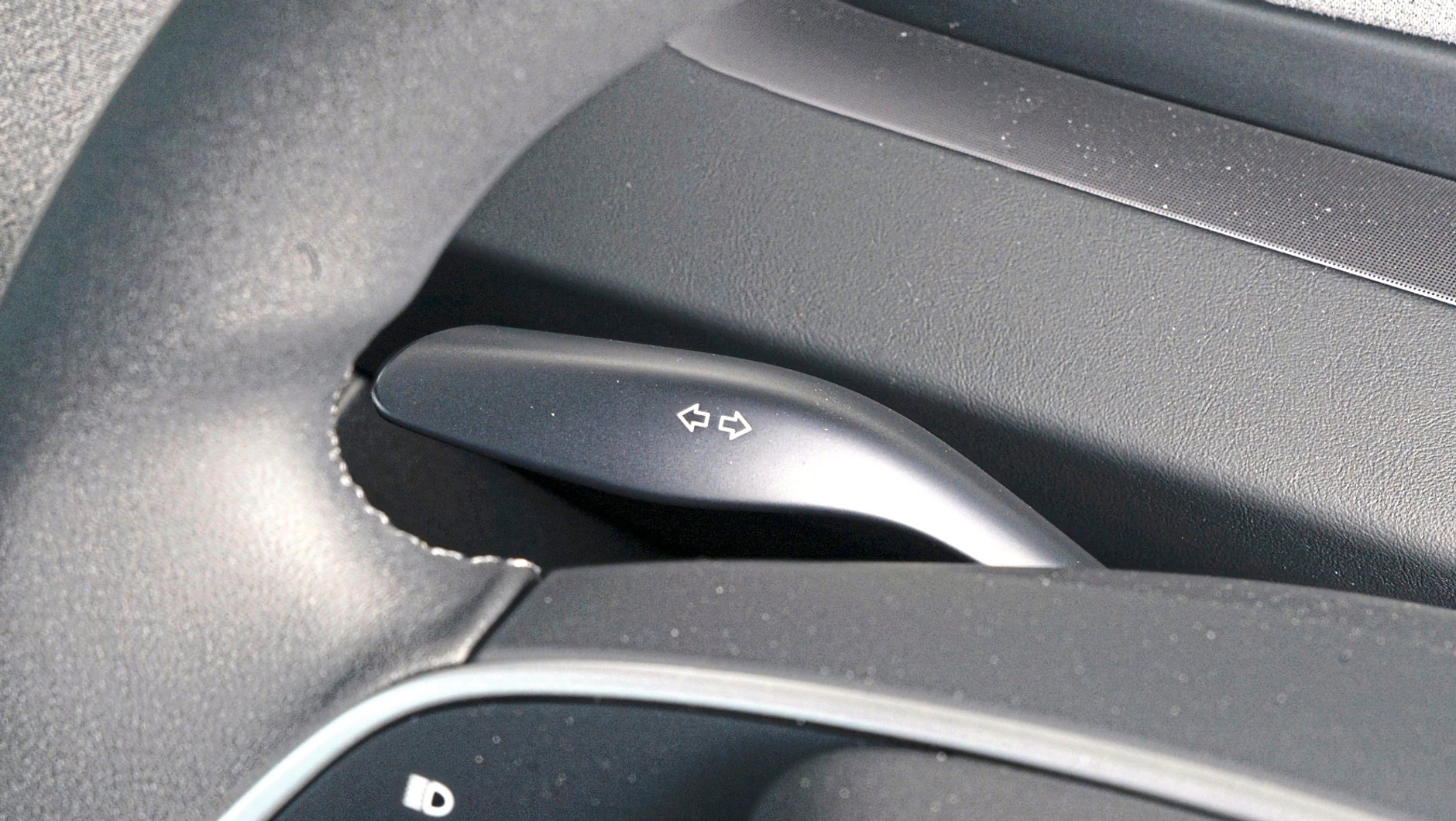 Tesla Model 3 Standard: dźwigienka kierunkowskazów zamiast przycisków. 