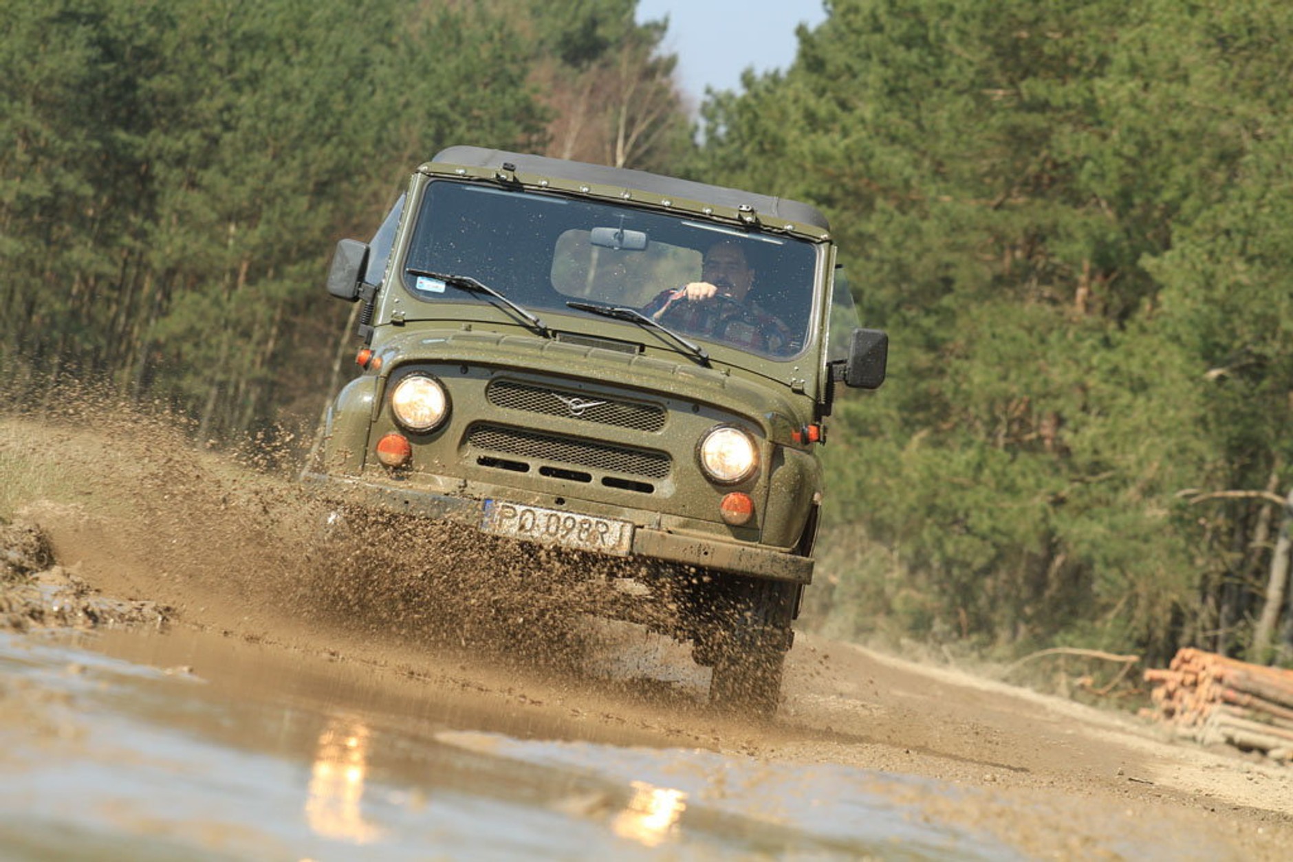 W terenie sprawdzają się: napęd 4x4, reduktor i prześwit 220 mm. Kąty natarcia/zejścia/rampowy: 52/42/45-50 st.