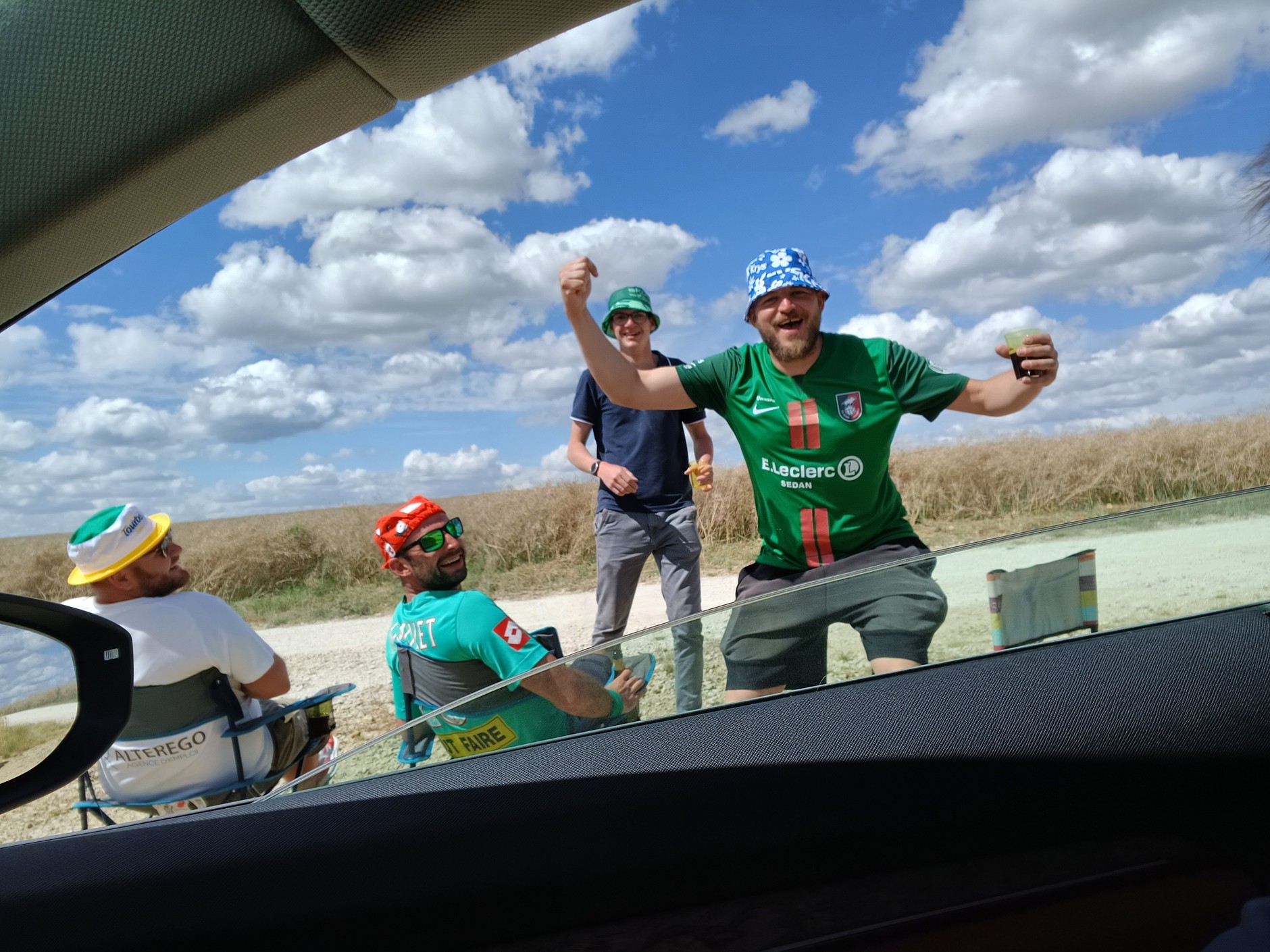 Niektórzy kibice wyglądają na lekko odurzonych, ale nie są przez to mniej sympatyczni