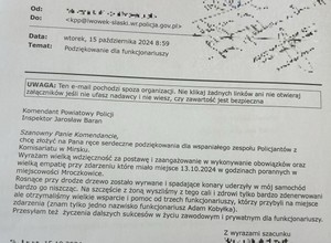 Gałęzie z powalonego drzewa spadły na auto. Policjanci dostali podziękowania