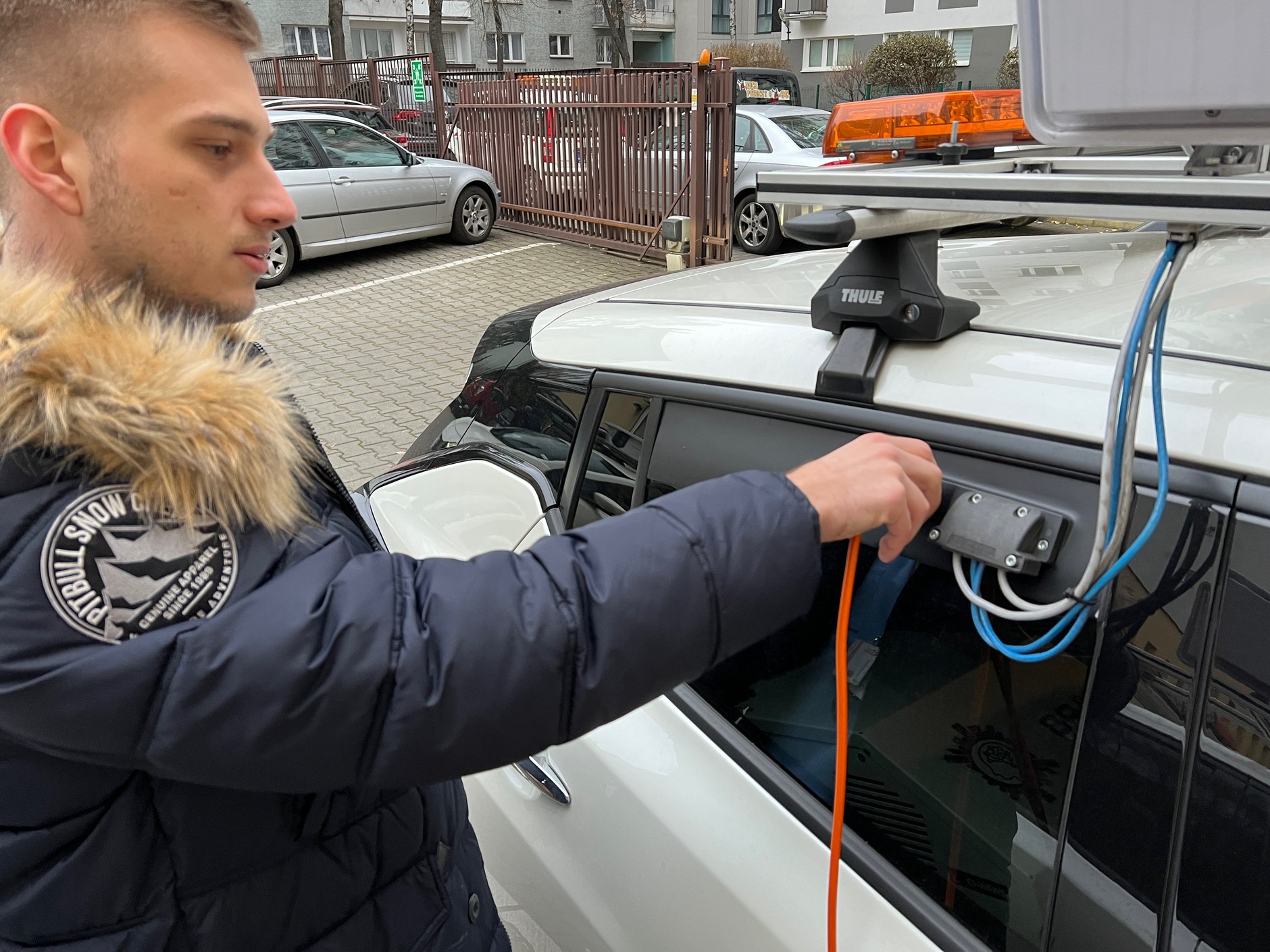 W Warszawie ulice stołecznej strefy płatnego parkowania patroluje dziewięć elektrycznych Nissanów Leafów