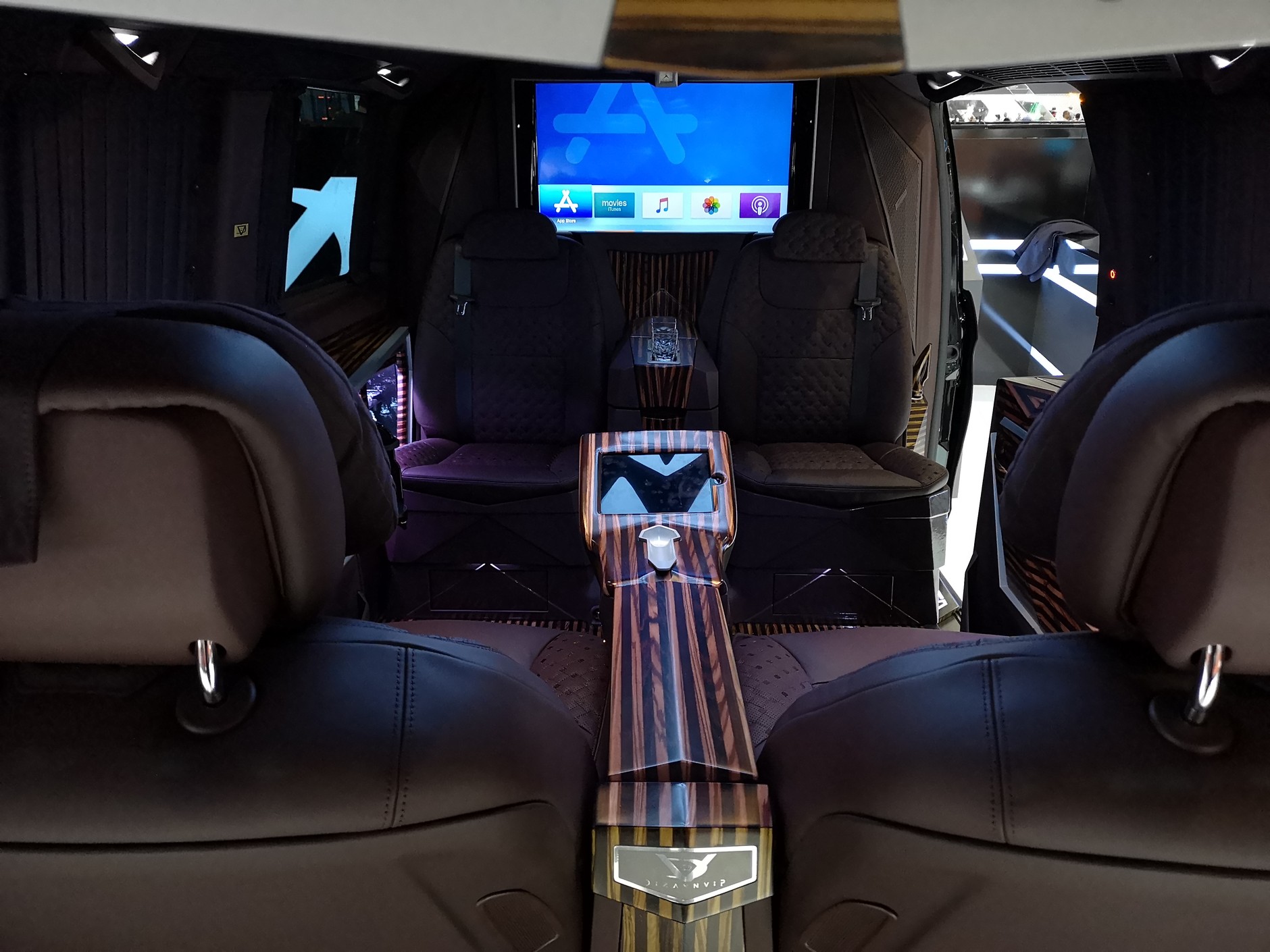 Luksusowe vany - salon samochodowy w Genewie