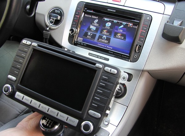 Test zamiennika fabrycznego radia VW. Kenwood DNX520VBT w Passacie