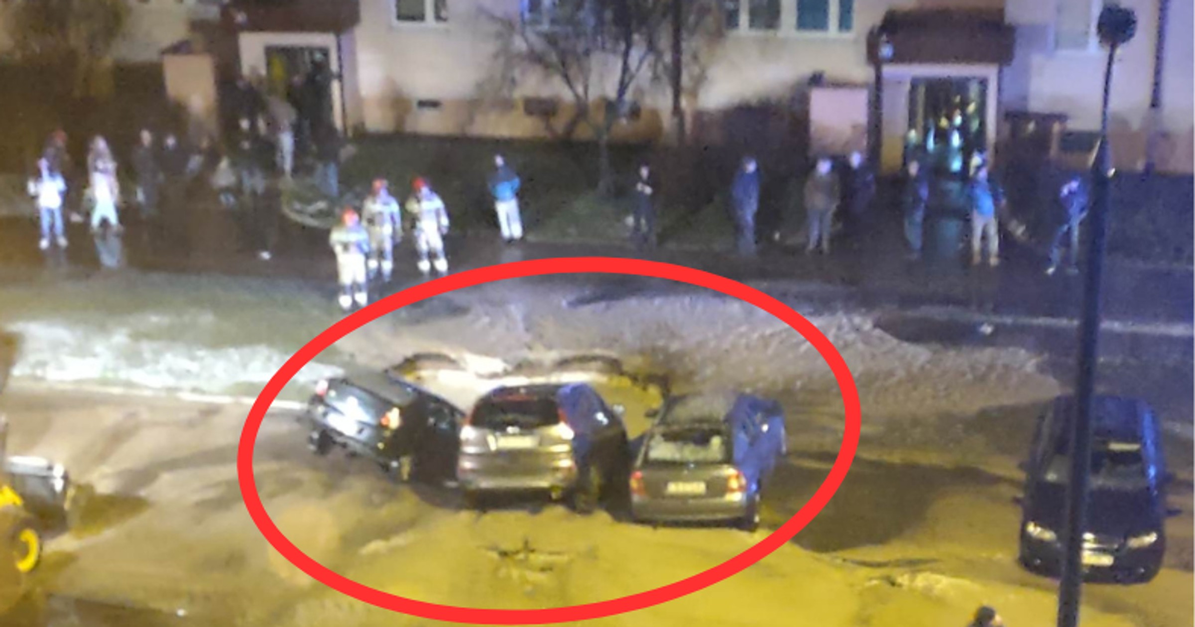 Wielka dziura zdewastowała trzy pojazdy