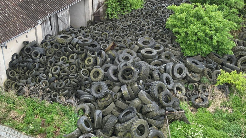 Nielegalne składowisko opon