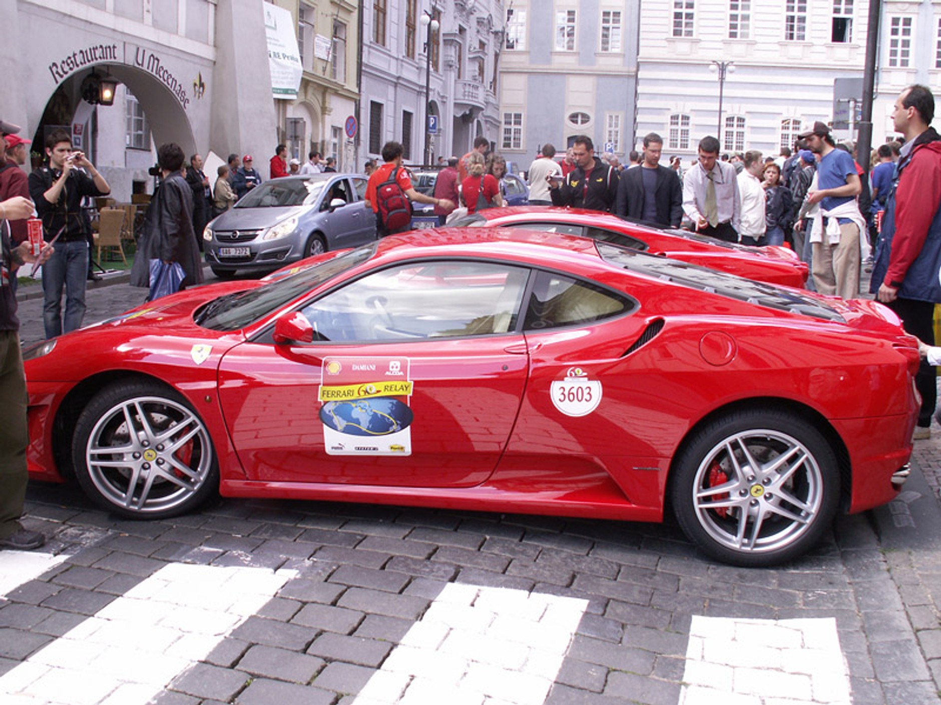 Pięćdziesiąt aut Ferrari: światowa sztafeta w Pradze!
