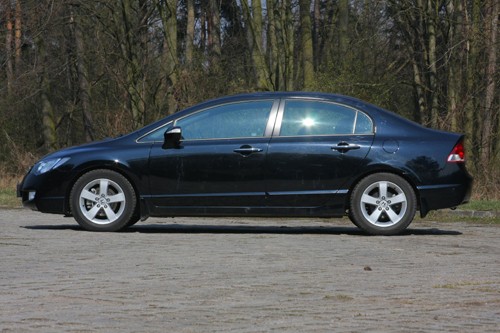 Mitsubishi Lancer kontra Honda Civic - porównanie sedanów