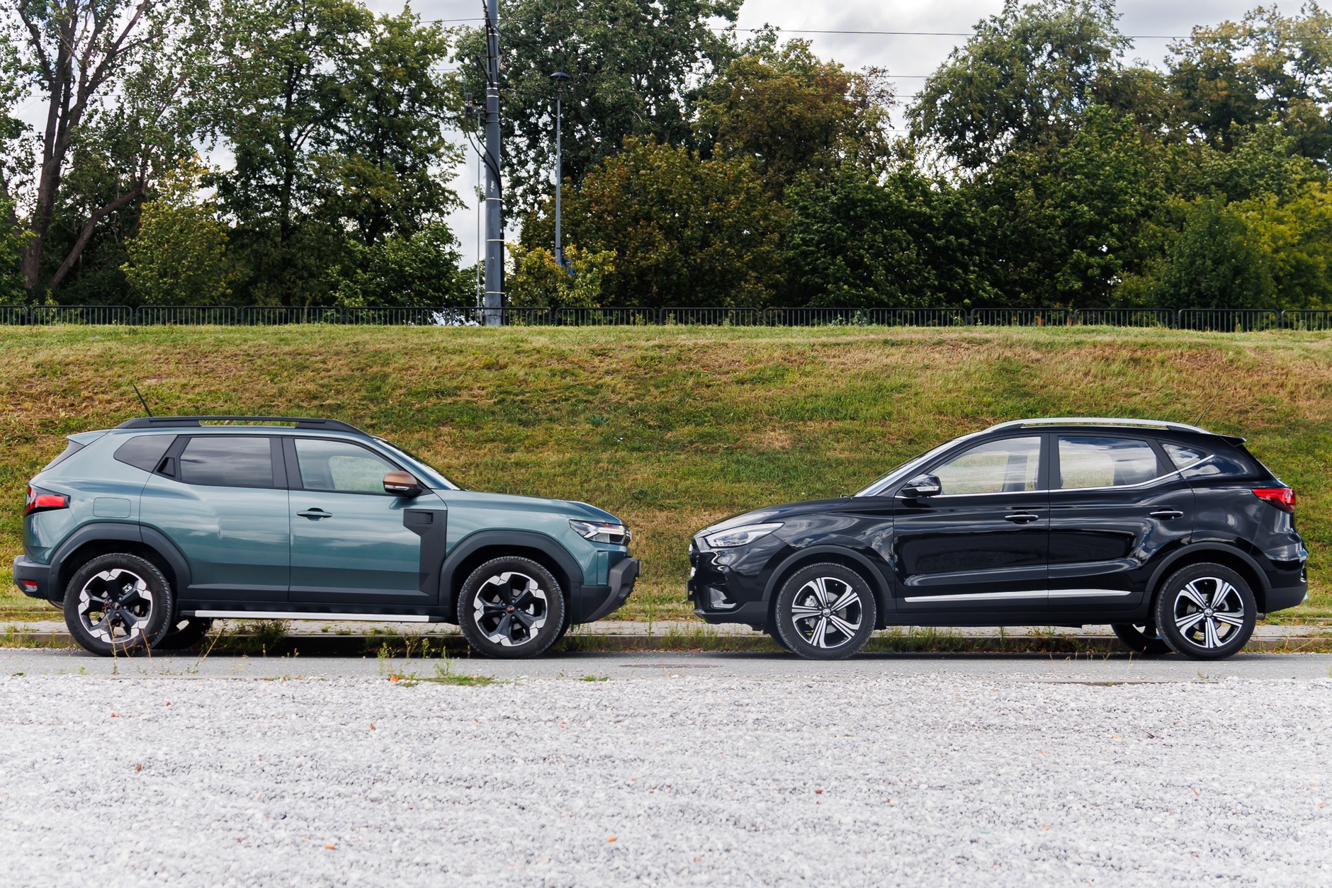 Dacia Duster kontra MG ZS. Porównanie dwóch budżetowych samochodów