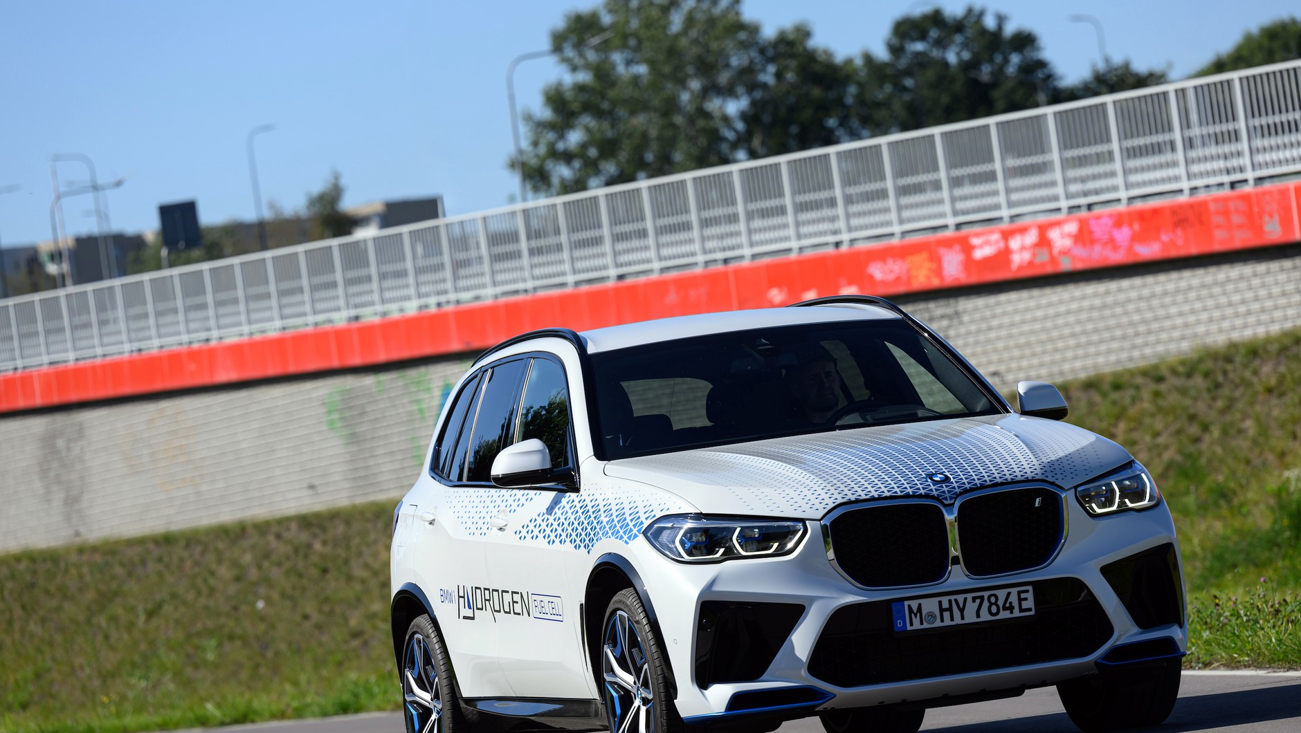 BMW iX5 Hydrogen jeździ prawie tak samo jak spalinowe X5