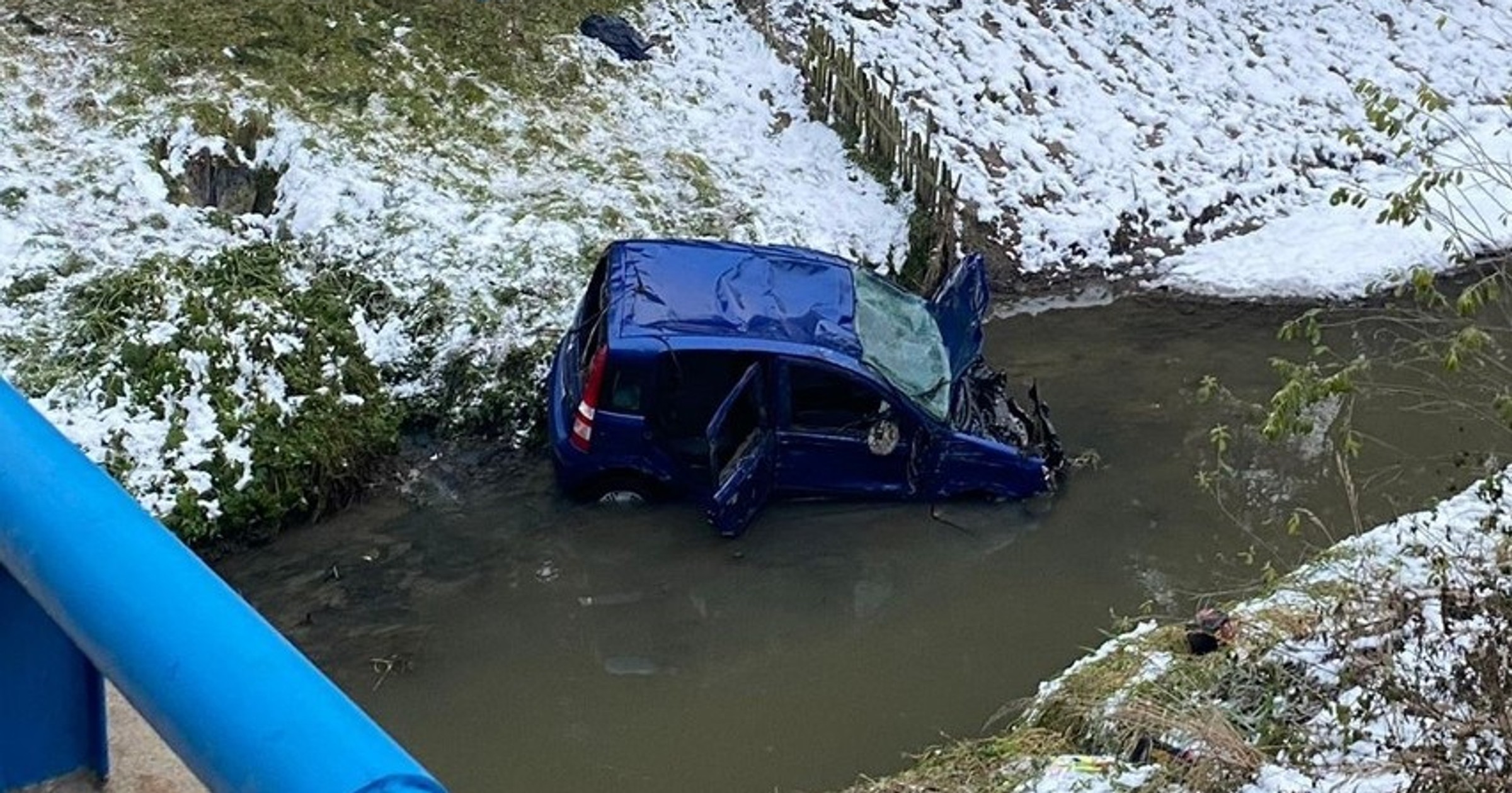Fiat Panda przebił barierę i dachował w rzece