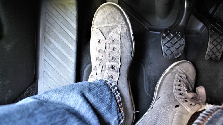 Nawyk związany z naciskaniem sprzęgła może uszkodzić auto