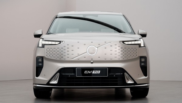 Volvo EM90 to pierwszy minivan tej firmy i największa sensacja 2023 r.