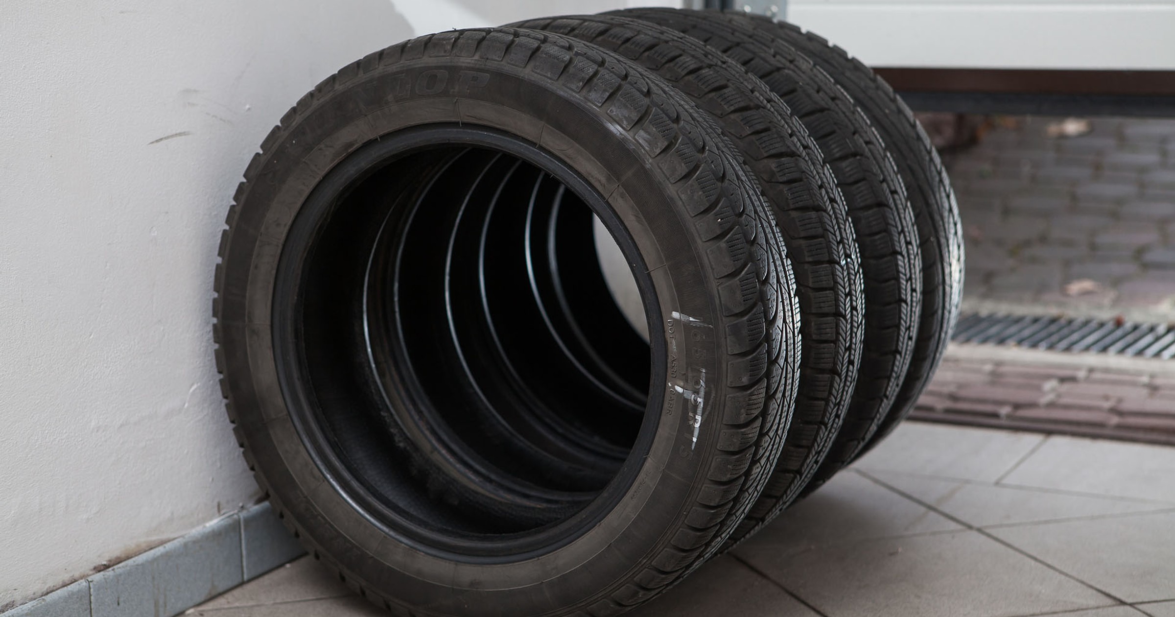 Jak sprawdzić wiek opony? Zdradza to kod DOT, ale są też inne ważne znaczki