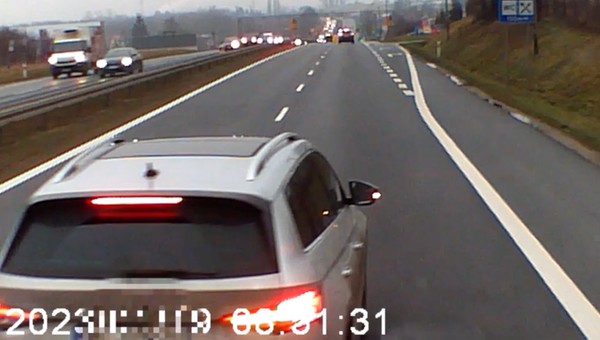 "Szeryf" w Skodzie zrobił to złośliwie. Stracił prawo jazdy i stanie przed sądem [WIDEO]
