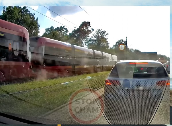 Kamera samochodowa uchwyciła silne zderzenie dwóch tramwajów w Łodzi [WIDEO]