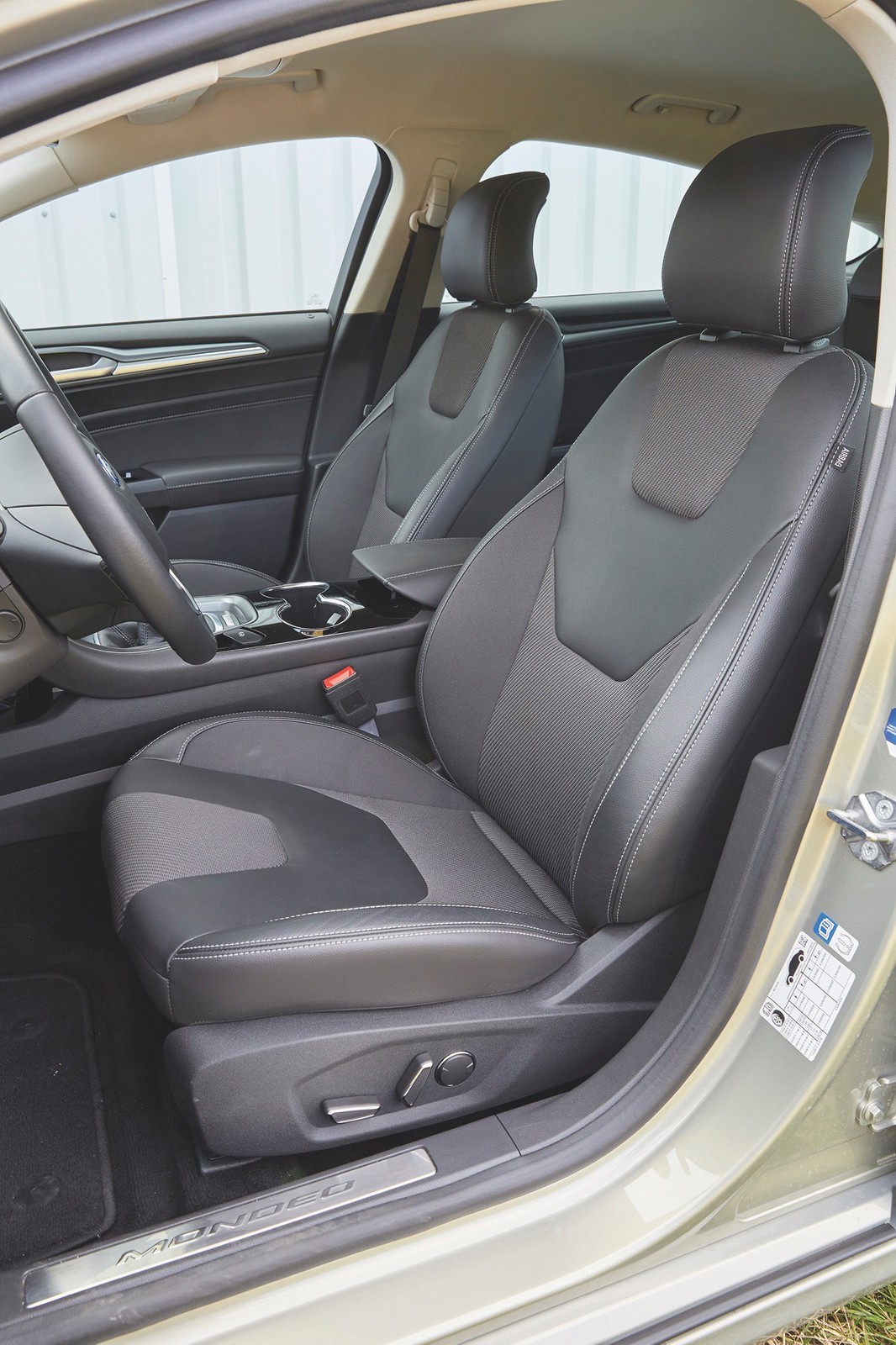 Nowy Opel Insignia kontra Ford Mondeo, Mazda 6 i Skoda Superb - kto wyprzedzi Opla?