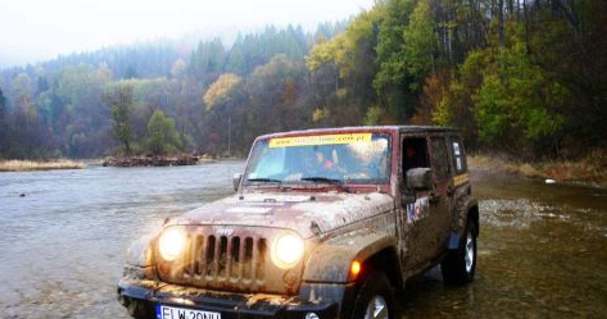 32 osoby w Jeepie Wrangler